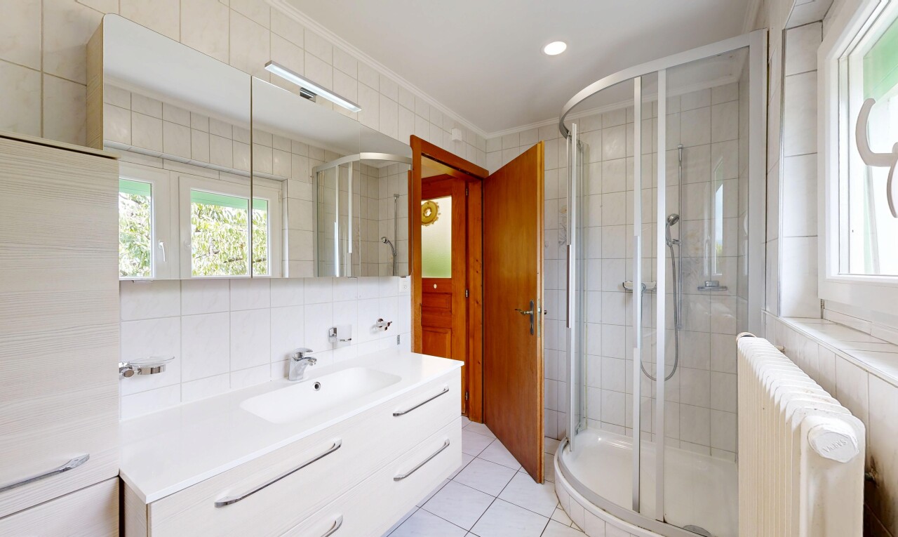 salle de bains avec tile wall, mur en carrelage, douche, salle de bain complète, et lavabo (ou coiffeuse selon le contexte)