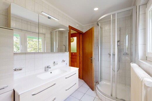 salle de bains avec tile wall, mur en carrelage, douche, salle de bain complète, et lavabo (ou coiffeuse selon le contexte)