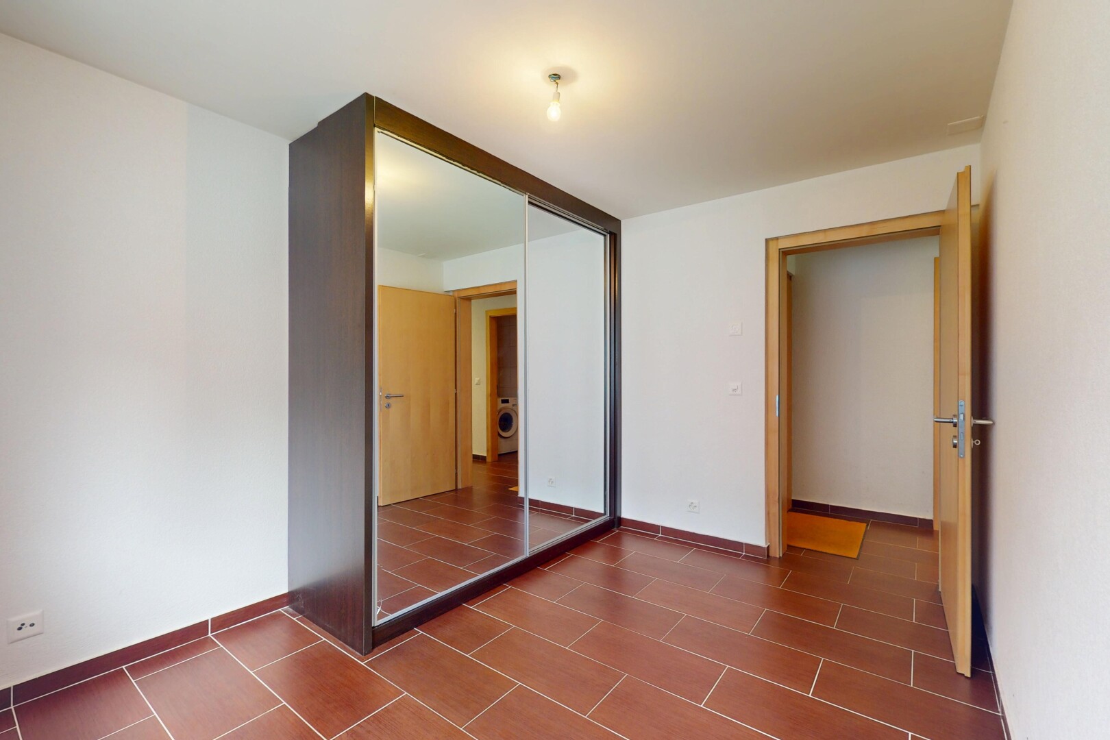 pièce vide avec cloison sèche, drywall, inside property, plinthes murales, et baseboards wall