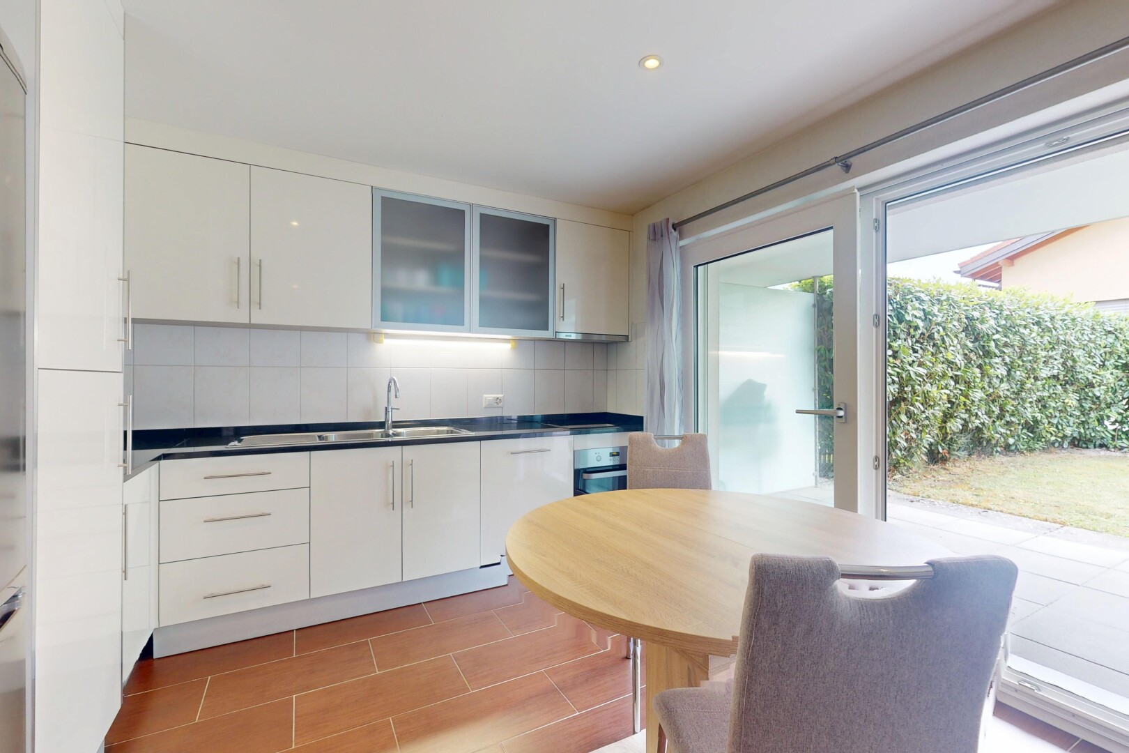 cuisine avec évier, lumière naturelle, natural light, dosseret, et backsplash