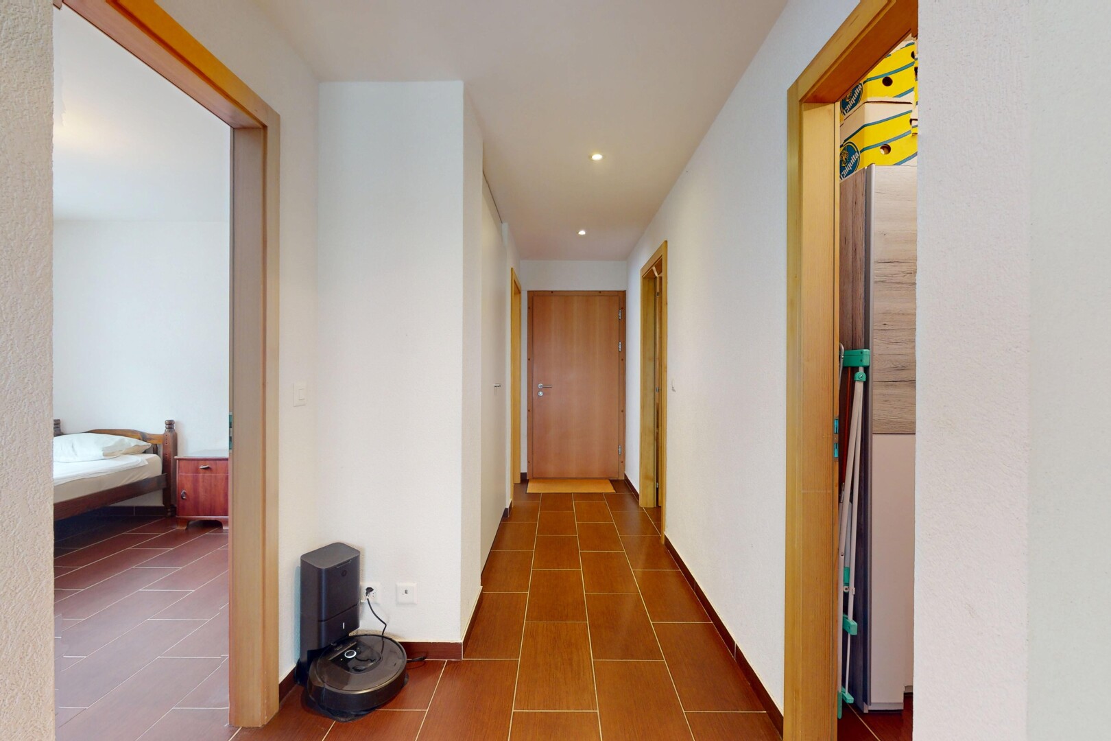couloir avec inside property, sol en carrelage, tile floor, cloison sèche, et drywall