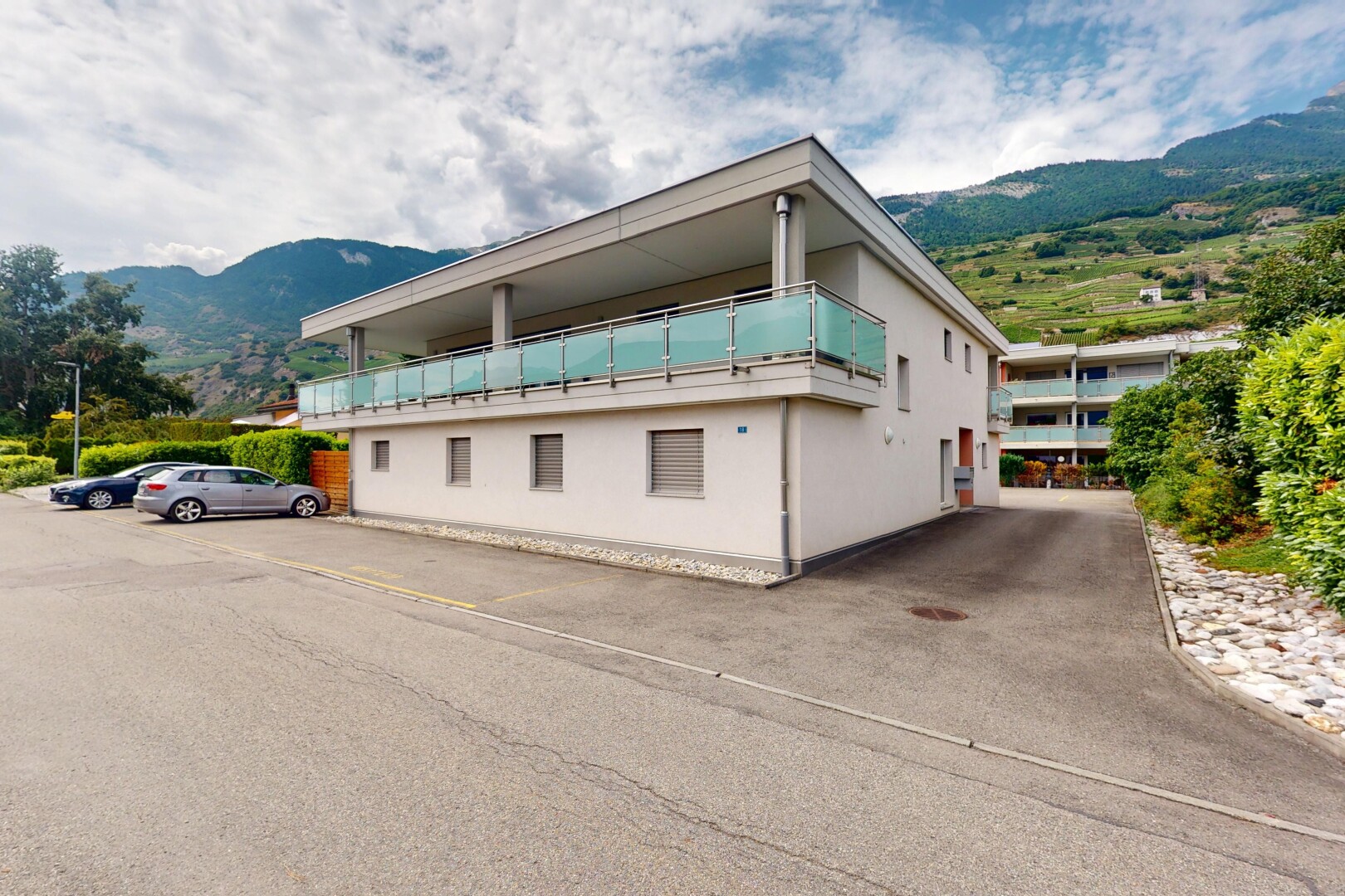 façade avec vue sur la montagne, mountain view, balcon, property visible, et day time