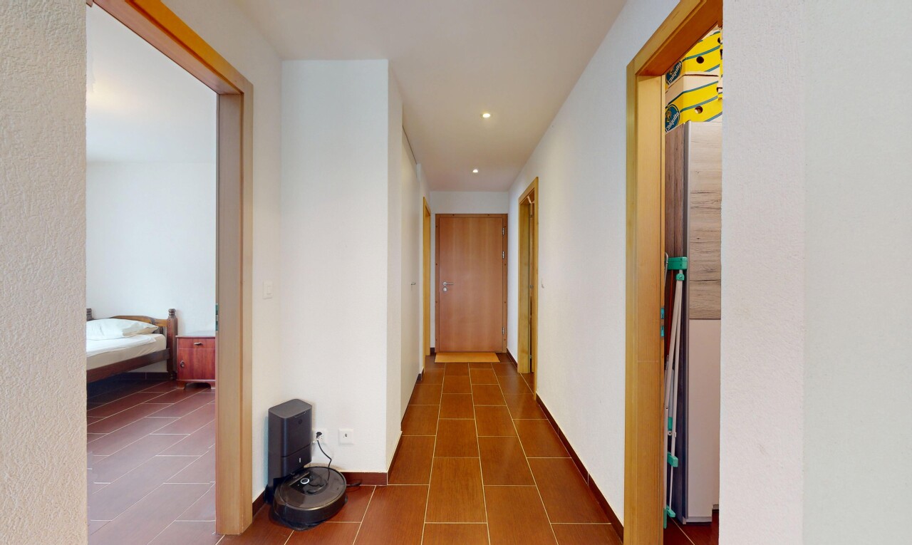 couloir avec inside property, sol en carrelage, tile floor, cloison sèche, et drywall