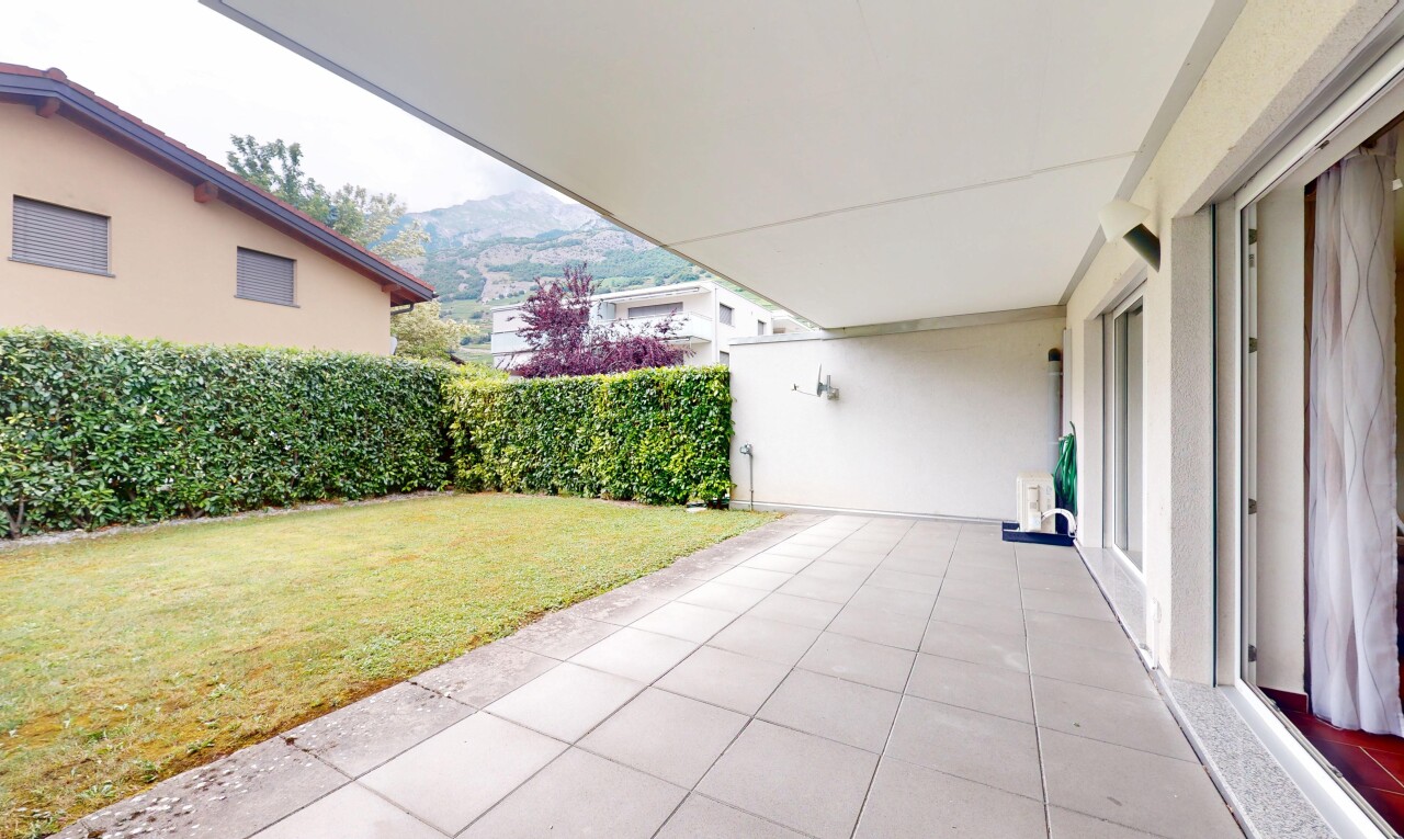 terrasse avec terrasse, pelouse, from property, mountain view, et vue sur la montagne
