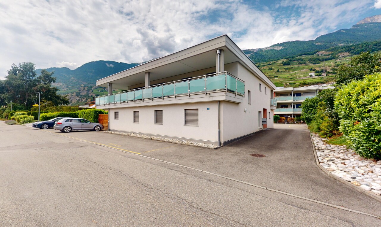 façade avec vue sur la montagne, mountain view, balcon, property visible, et day time