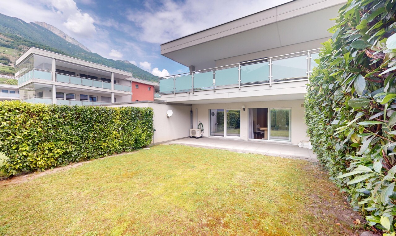 façade avec balcon, day time, pelouse, property visible, et terrasse
