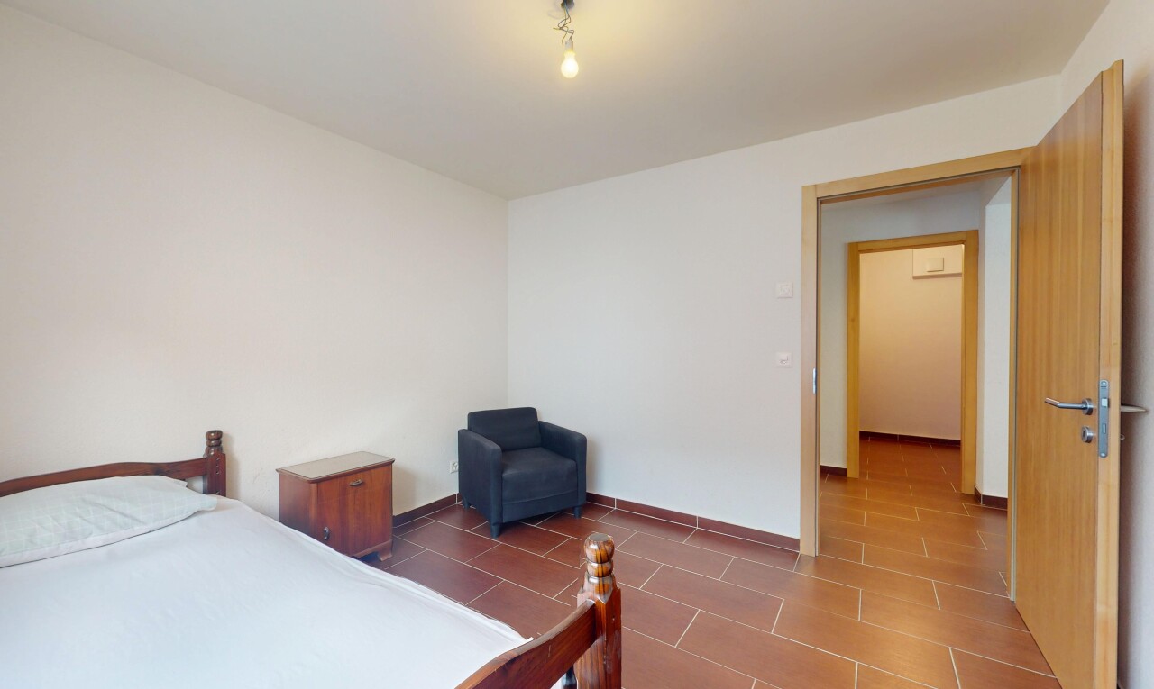 chambre avec cloison sèche, drywall, inside property, plinthes murales, et baseboards wall