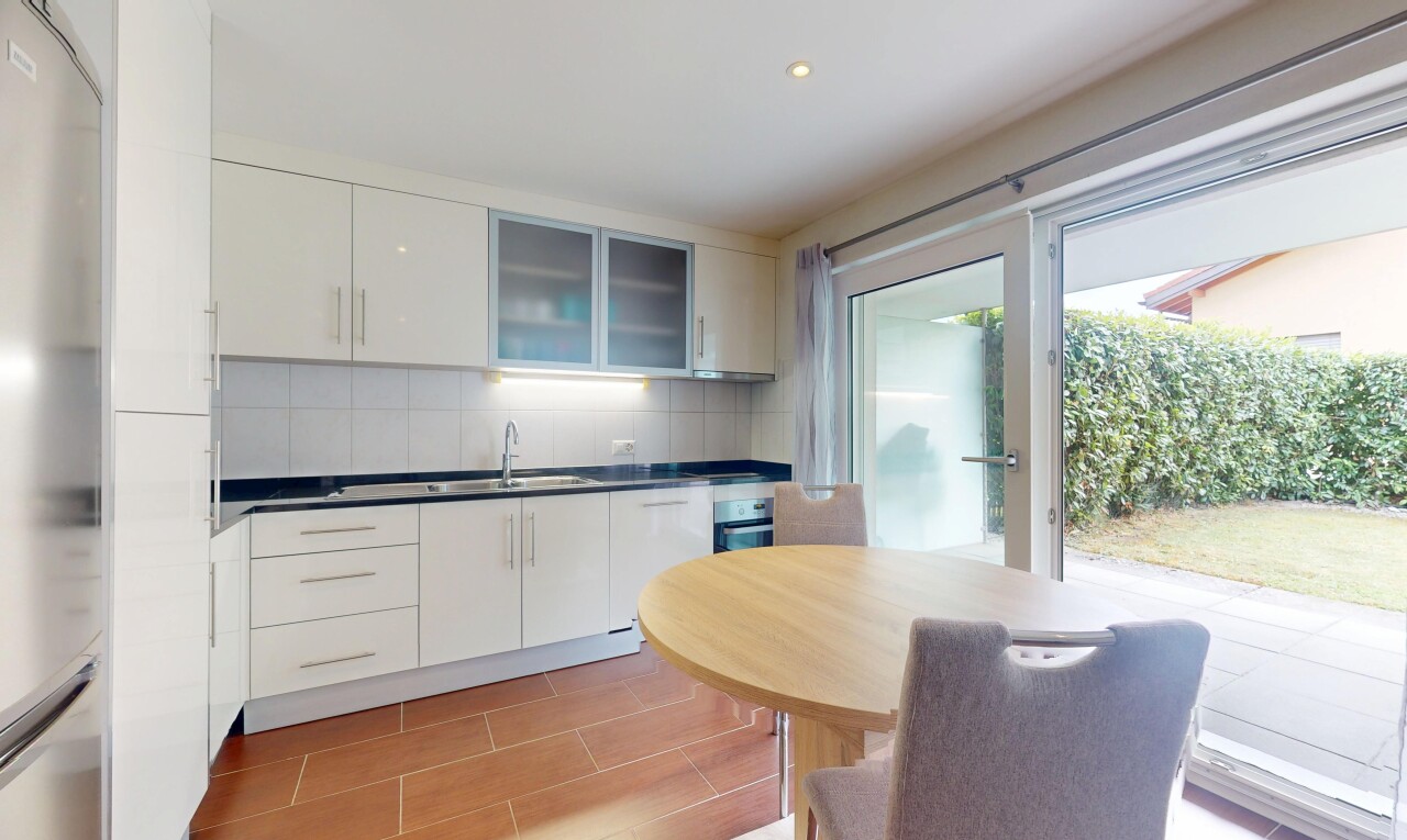 cuisine avec évier, lumière naturelle, natural light, dosseret, et backsplash