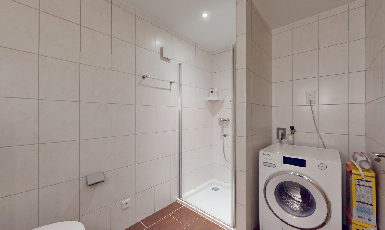 buanderie avec lave-linge et sèche-linge, mur en carrelage, tile wall, raccordement pour sèche-linge électrique, et buanderie
