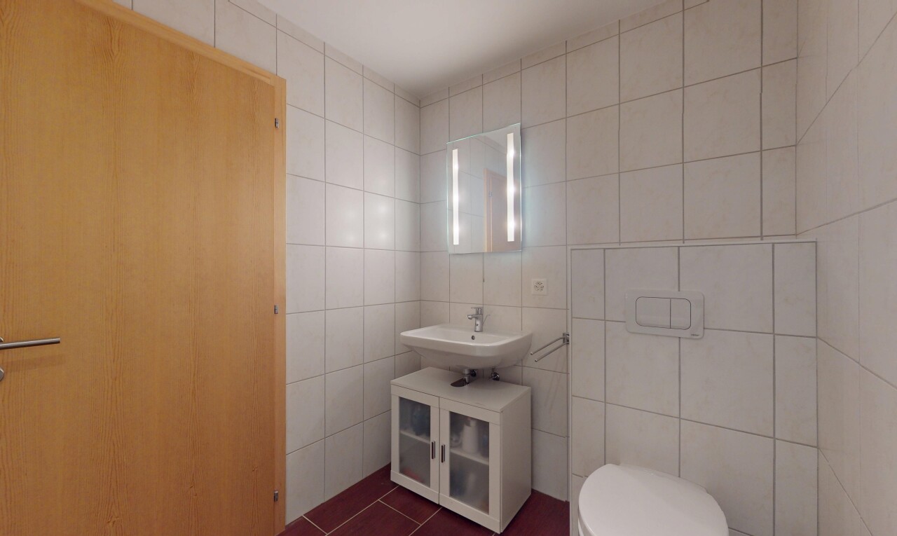 salle de bains avec mur en carrelage, tile wall, inside property, miroir, et toilette