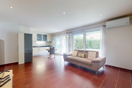 wohnzimmer mit wandklimaanlage, natürliches licht, natural light, inside property, und gipskartonwand