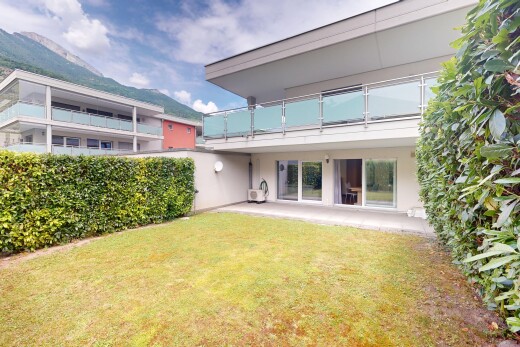 façade avec balcon, day time, pelouse, property visible, et terrasse