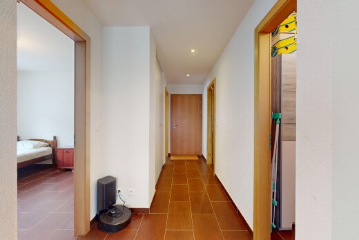 couloir avec inside property, sol en carrelage, tile floor, cloison sèche, et drywall