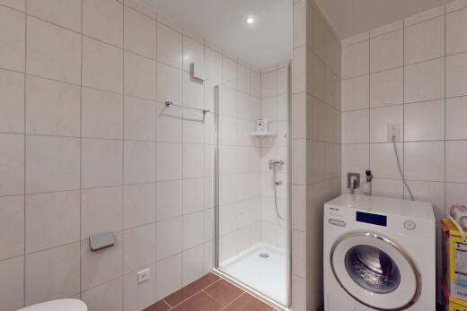 buanderie avec lave-linge et sèche-linge, mur en carrelage, tile wall, raccordement pour sèche-linge électrique, et buanderie