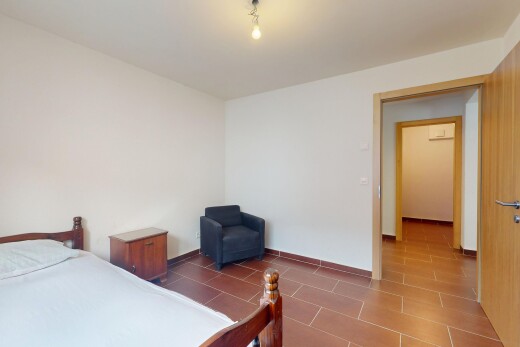 chambre avec cloison sèche, drywall, inside property, plinthes murales, et baseboards wall