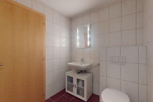 salle de bains avec mur en carrelage, tile wall, inside property, miroir, et toilette