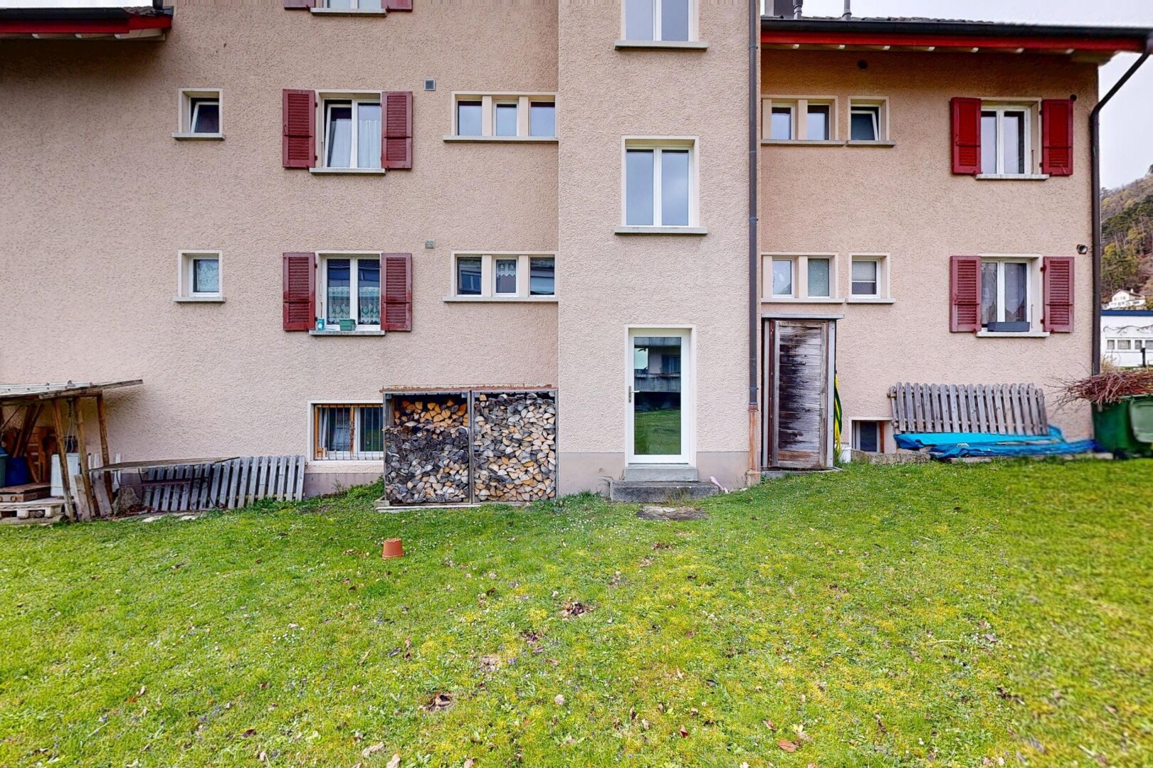 view of apartment building / complex