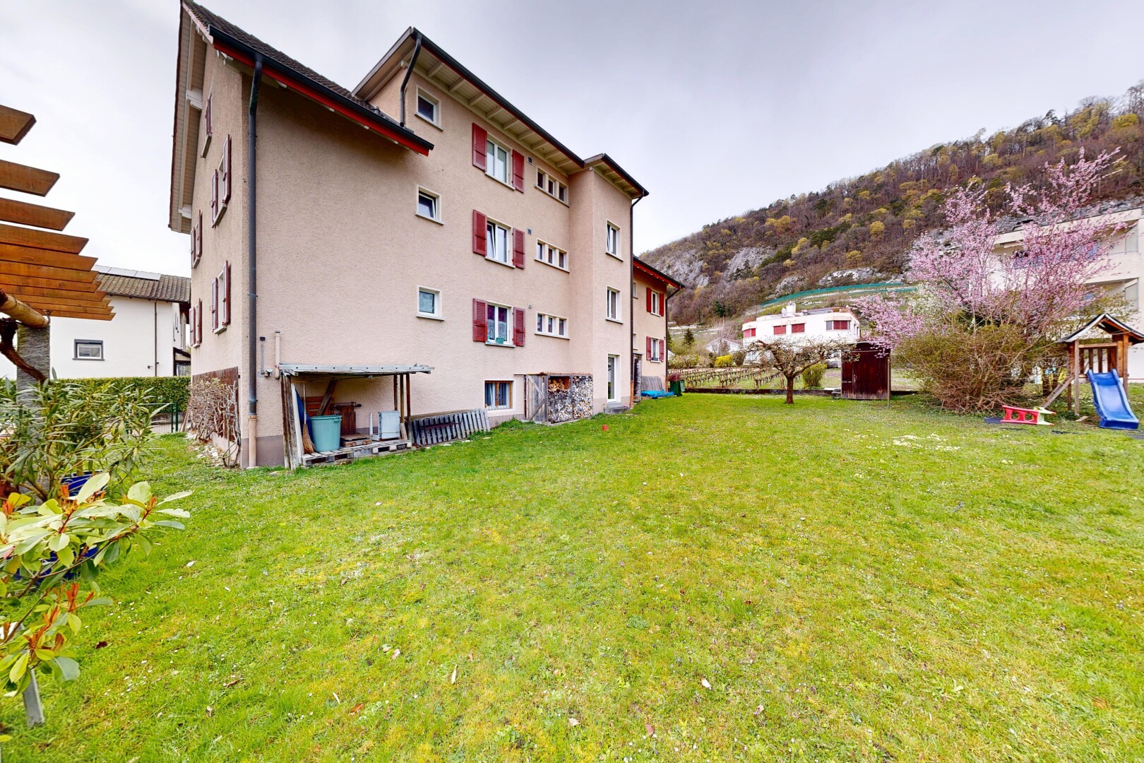 view of apartment building / complex