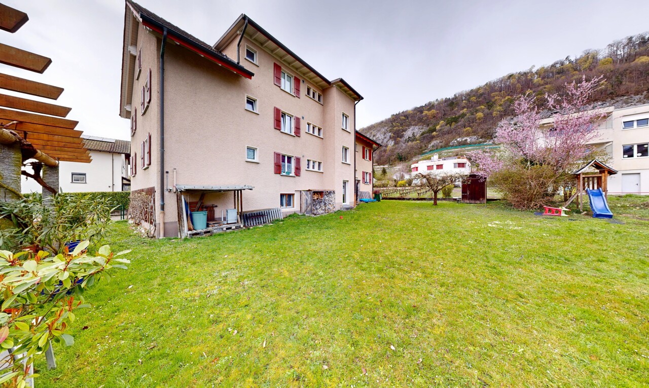 view of apartment building / complex