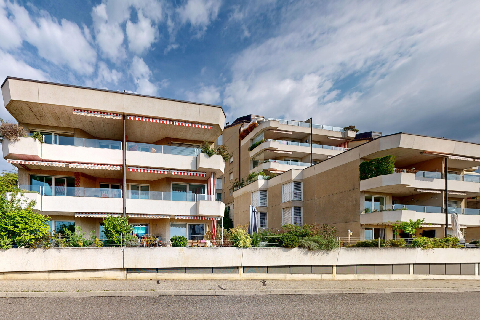 extérieur du bâtiment avec apartment complex view, vue sur le complexe d'appartements, et day time