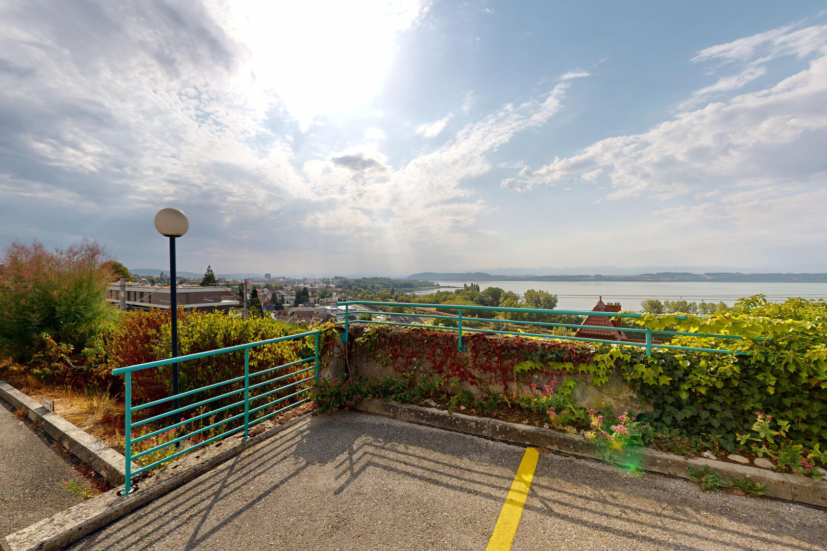 terrasse avec éclairage public, water view, et vue sur l'eau