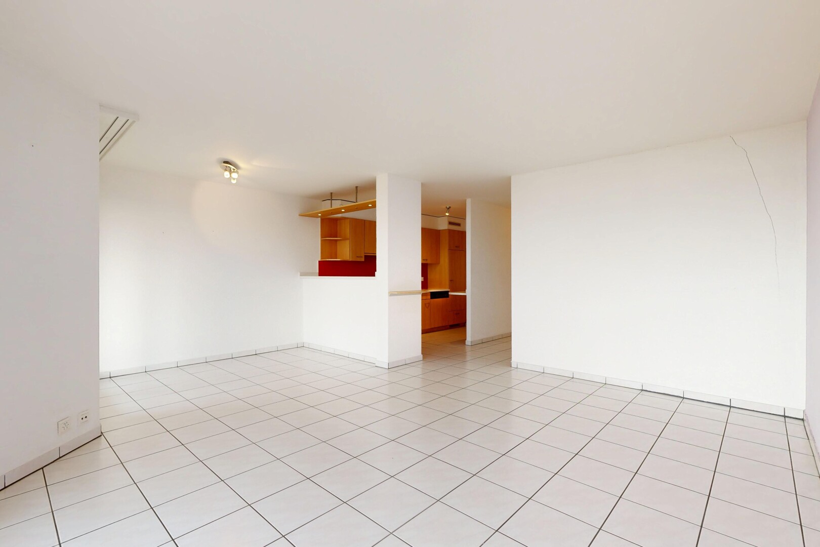 pièce vide avec cloison sèche, drywall, light floor, et inside property