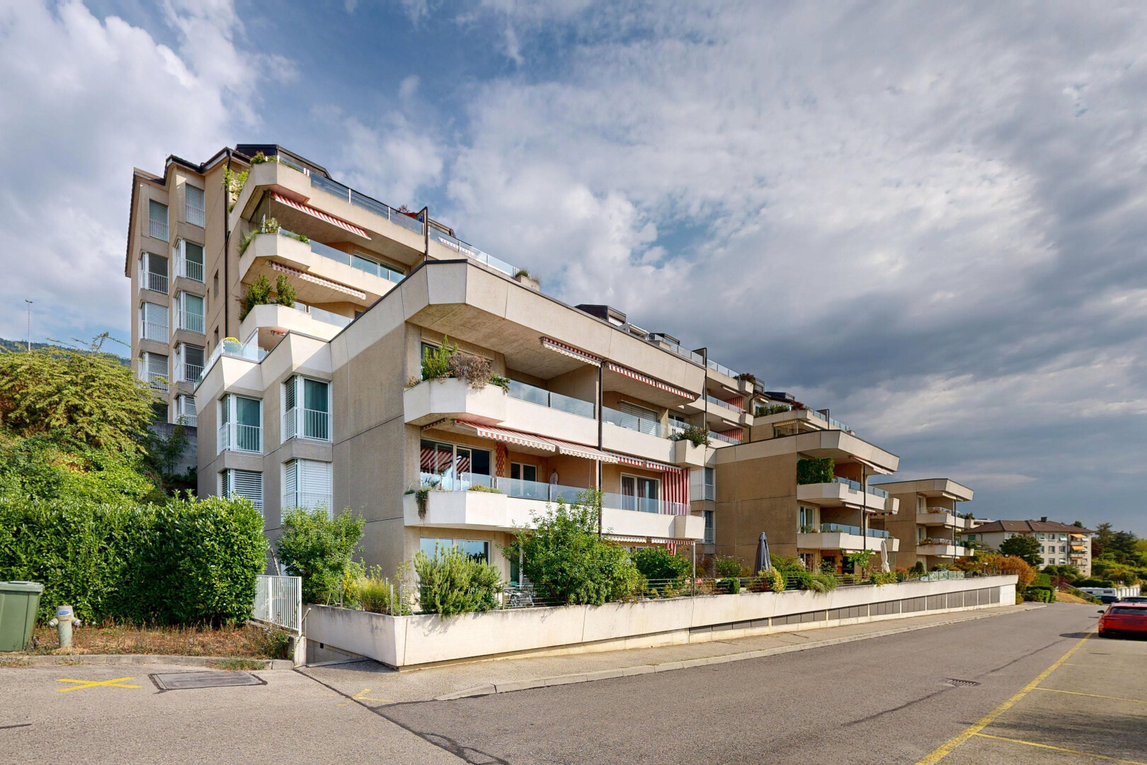 extérieur du bâtiment avec apartment complex view, vue sur le complexe d'appartements, et from community
