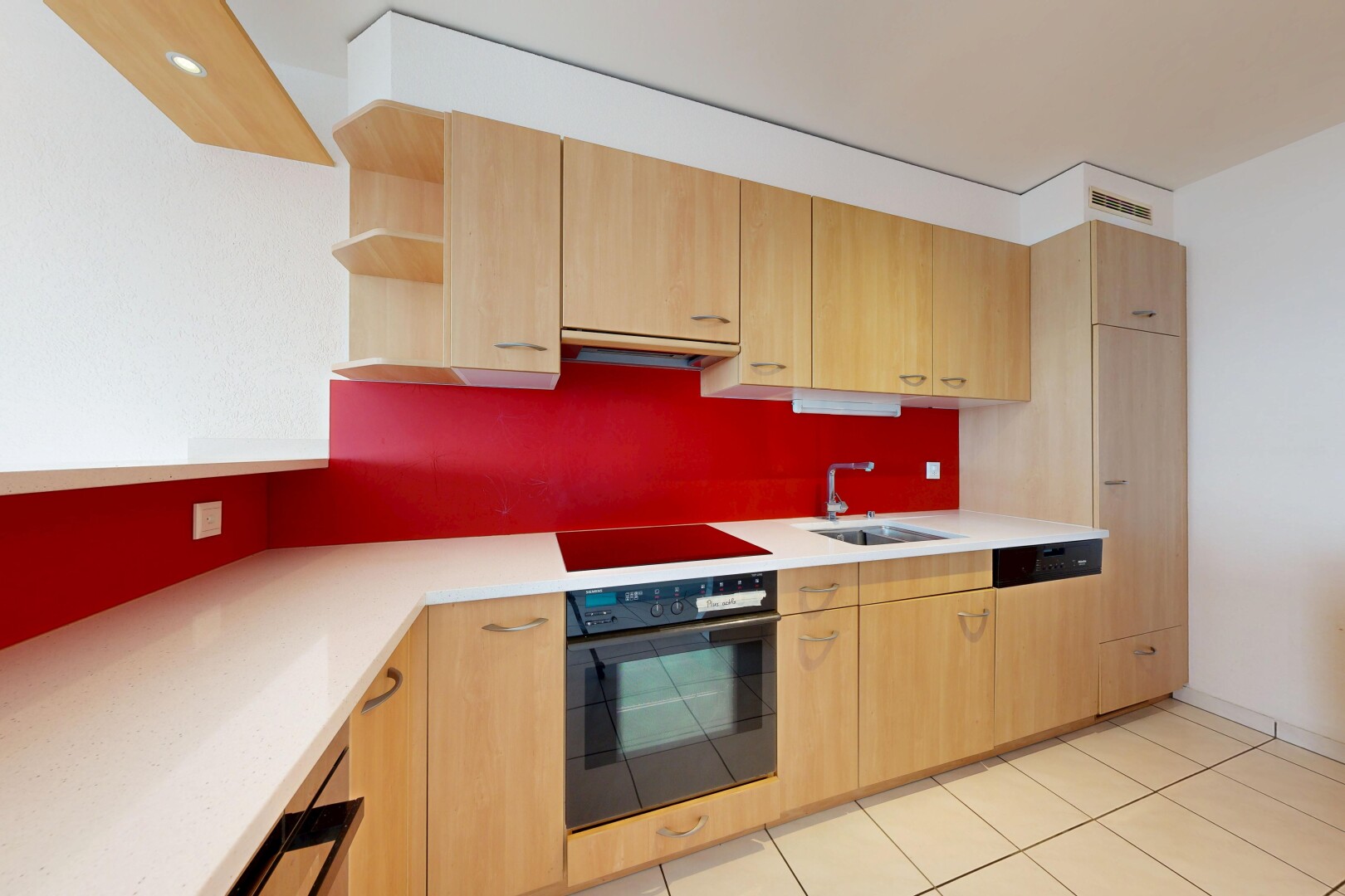 cuisine avec light brown cabinets, armoires marron clair, light countertops, four, et light floor