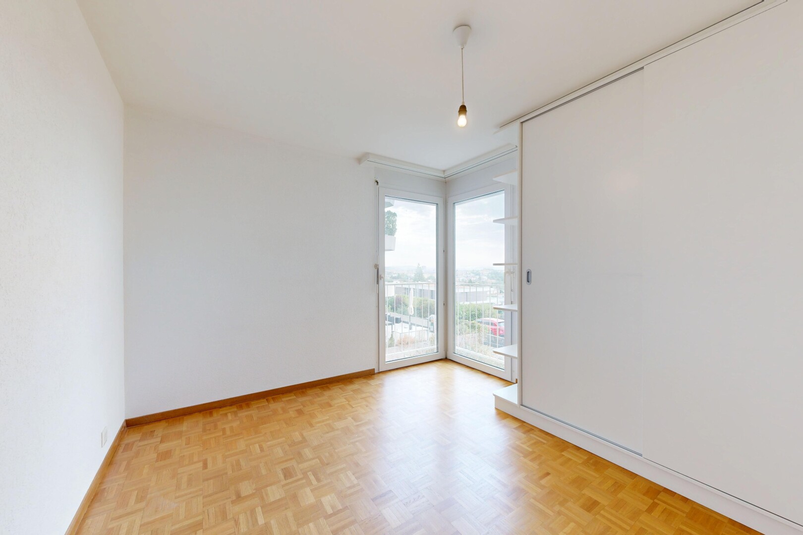 pièce vide avec éclairage suspendu, sol en finition bois, wood finish floor, cloison sèche, et drywall