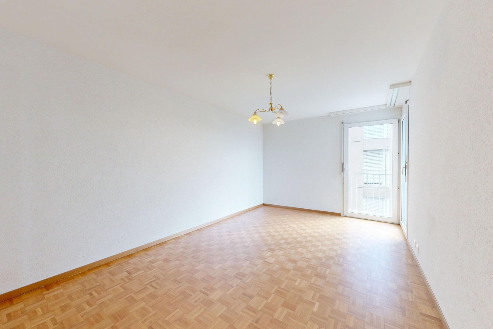 pièce vide avec sol en finition bois, wood finish floor, parquet floor, plinthes murales, et baseboards wall