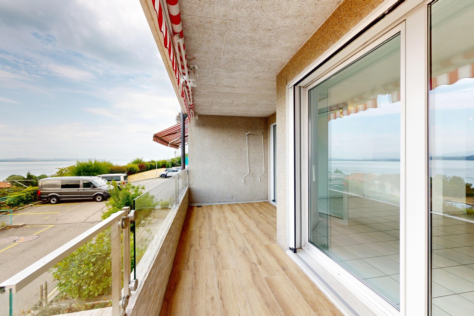 balcon avec balcon, day time, water view, vue sur l'eau, et view focus