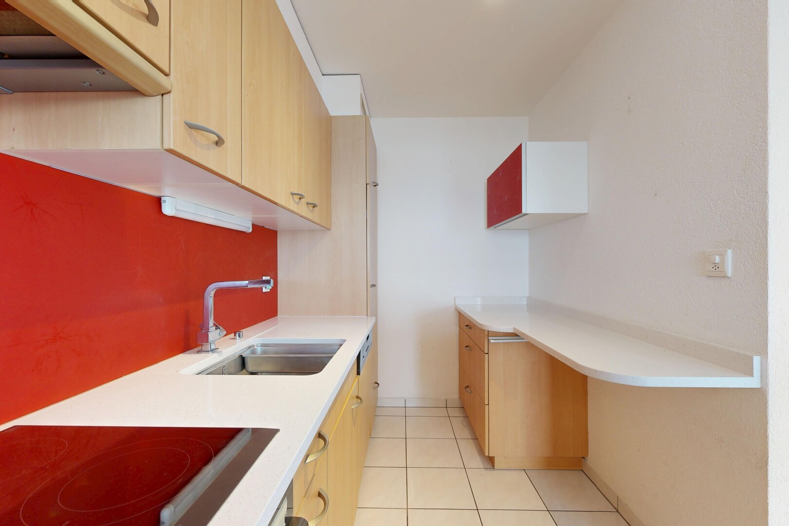 cuisine avec hotte, light floor, évier, plaque de cuisson, et light countertops