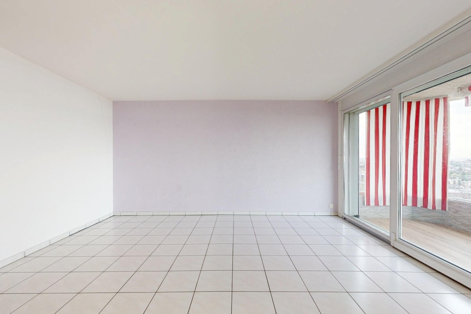 pièce vide avec cloison sèche, drywall, inside property, light floor, et sol en carrelage