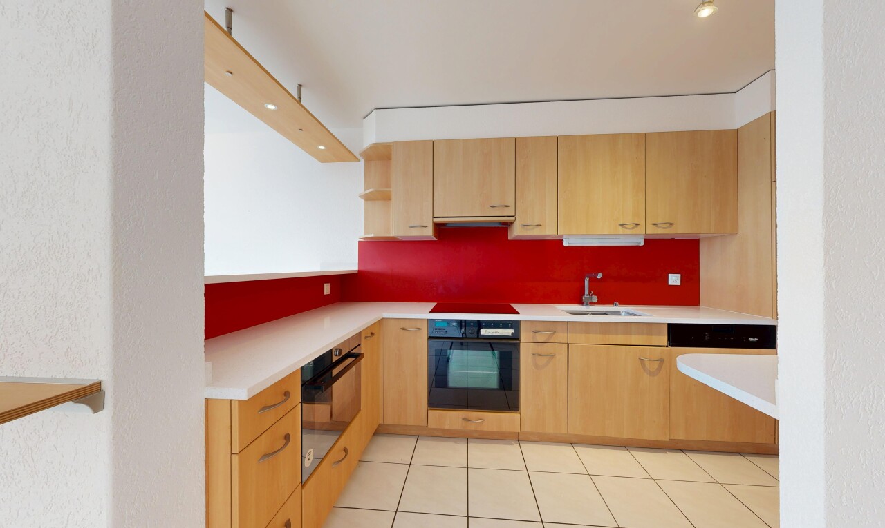 cuisine avec light countertops, plans de travail, light floor, open shelves, et étagères ouvertes
