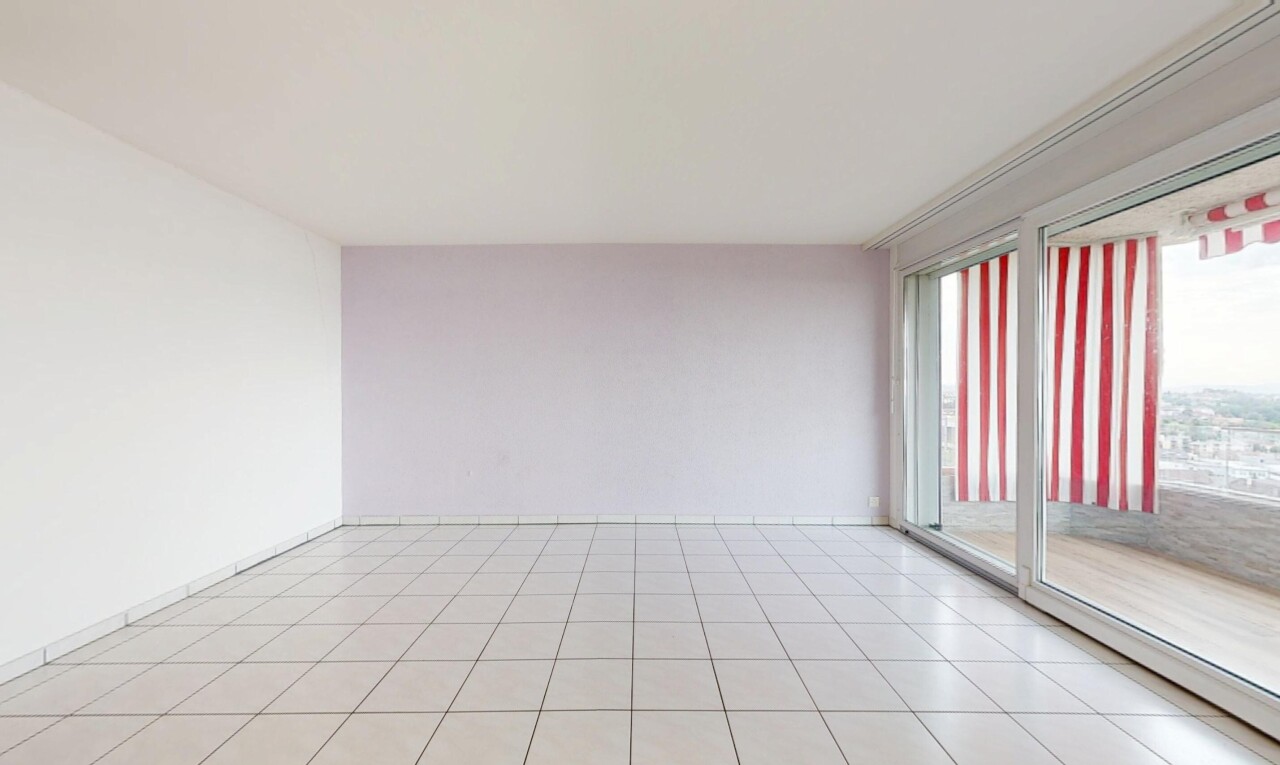 pièce vide avec cloison sèche, drywall, inside property, light floor, et sol en carrelage