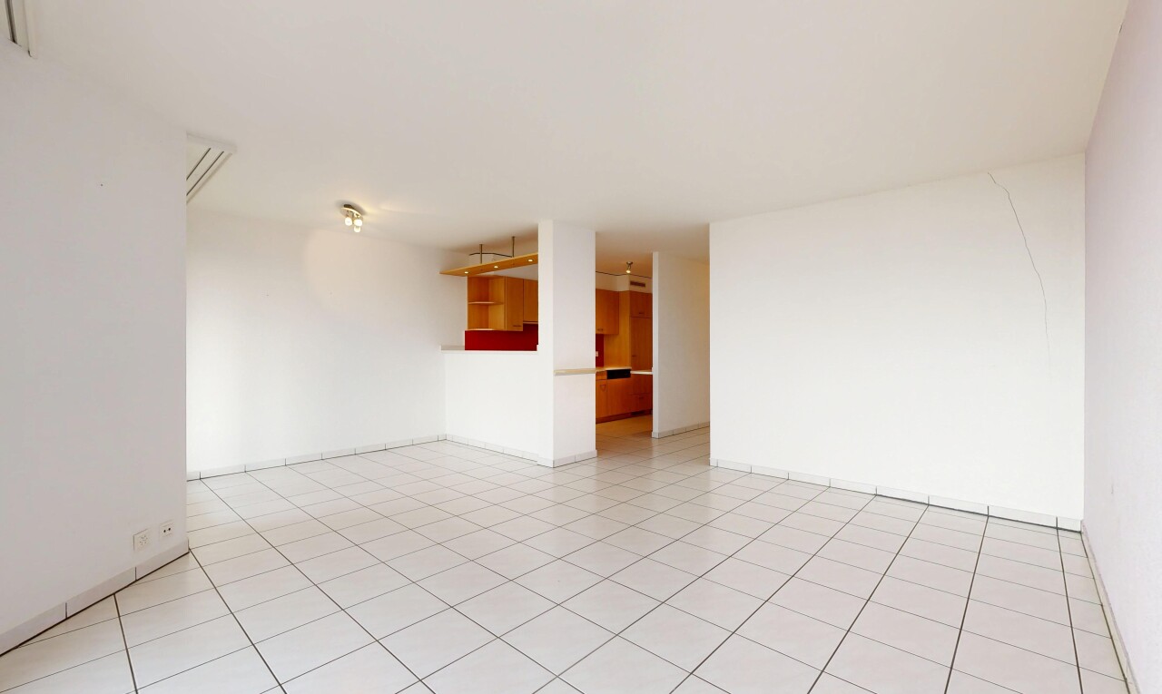 pièce vide avec cloison sèche, drywall, light floor, et inside property