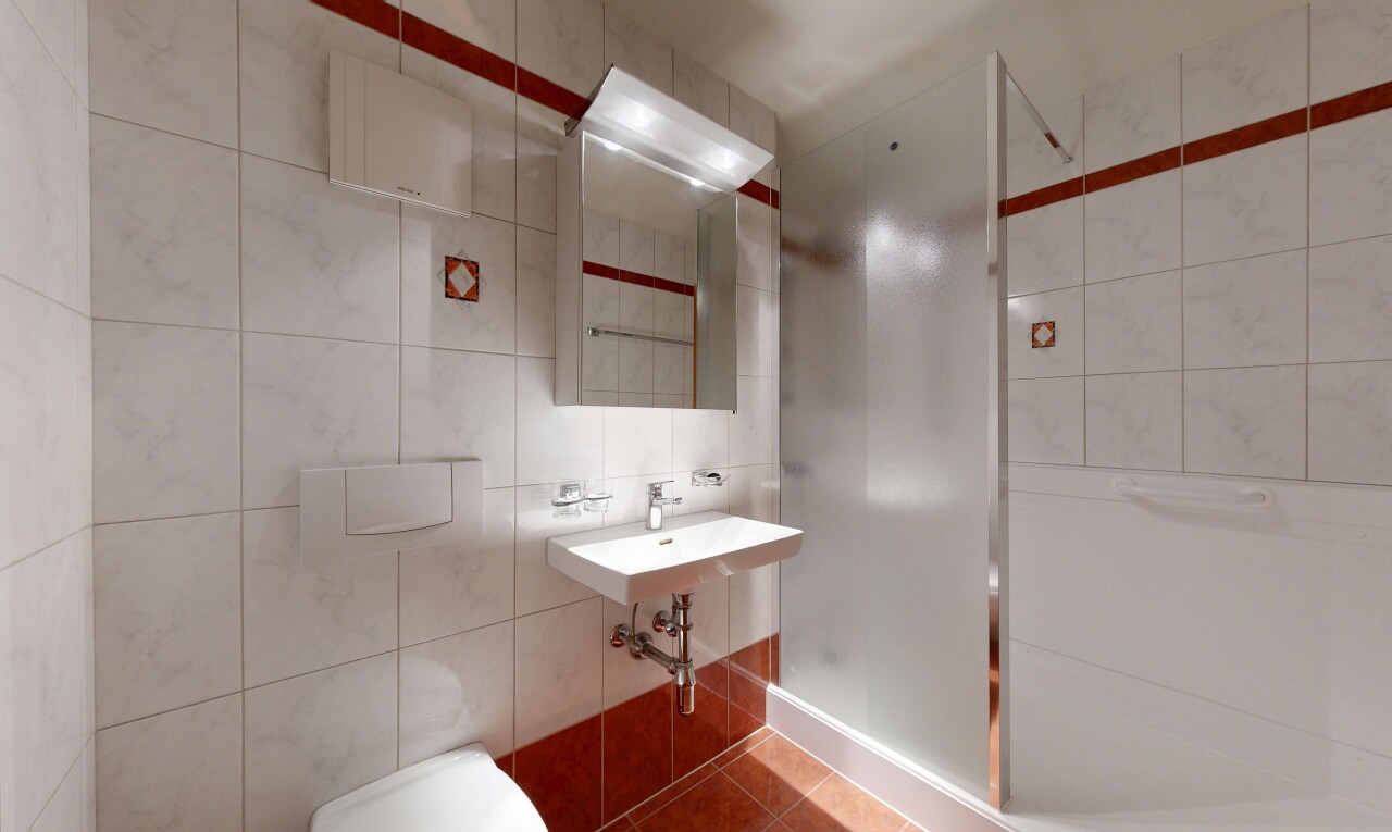 salle de bains avec tile wall, mur en carrelage, douche, salle de bain complète, et miroir