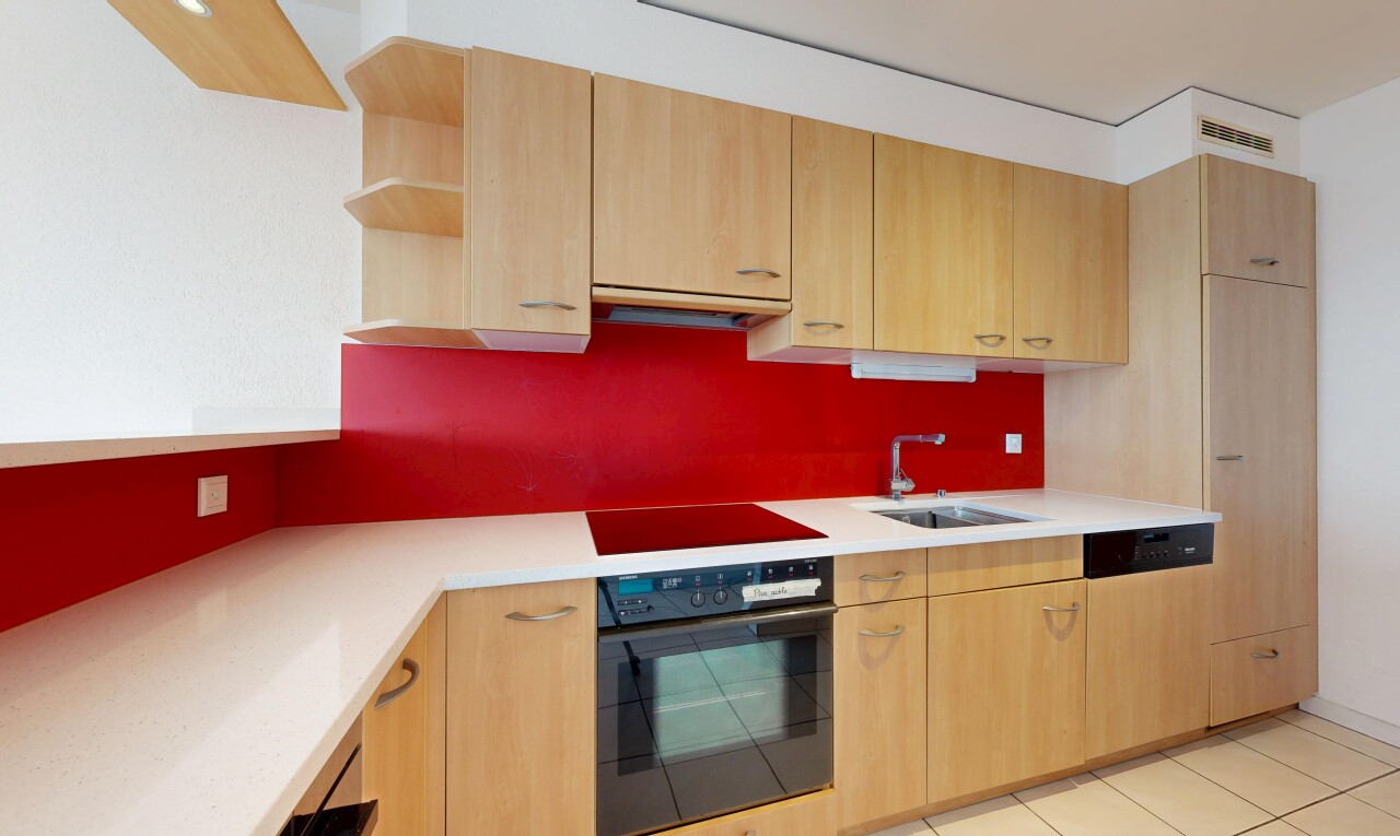cuisine avec light brown cabinets, armoires marron clair, four, light countertops, et open shelves