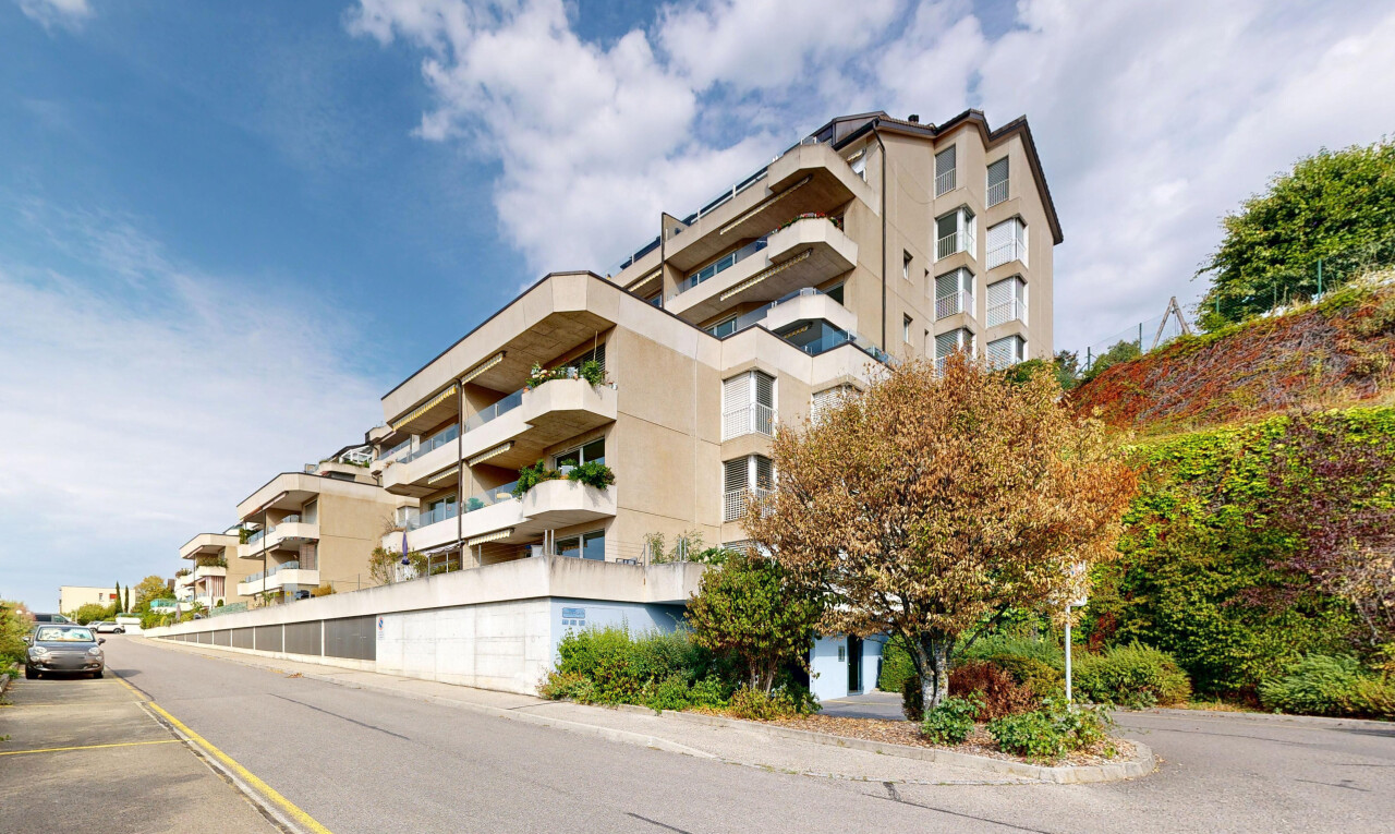 extérieur du bâtiment avec apartment complex view, vue sur le complexe d'appartements, et day time
