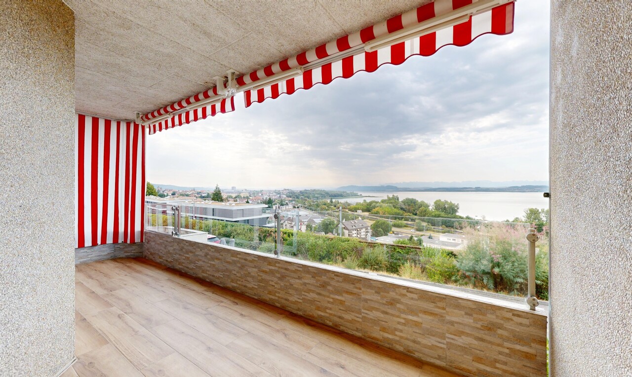 balcon avec vue sur l'eau, water view, et view focus