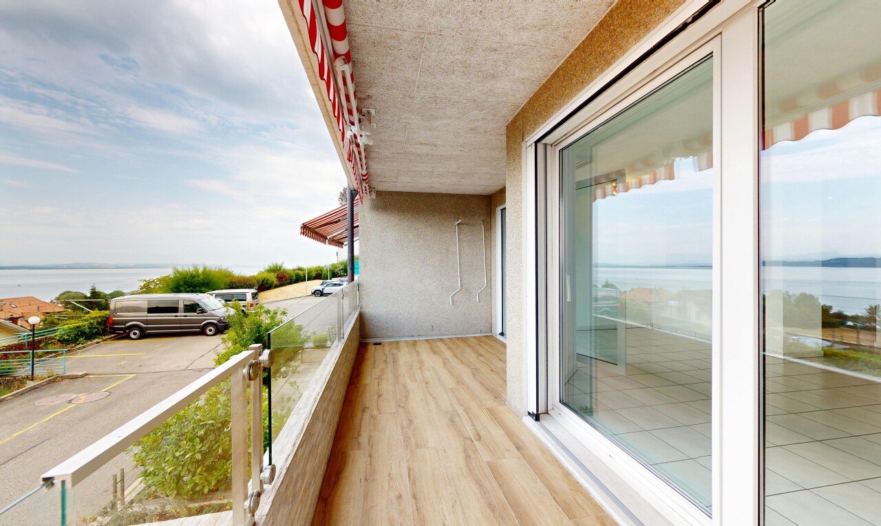 balcon avec balcon, day time, water view, vue sur l'eau, et view focus