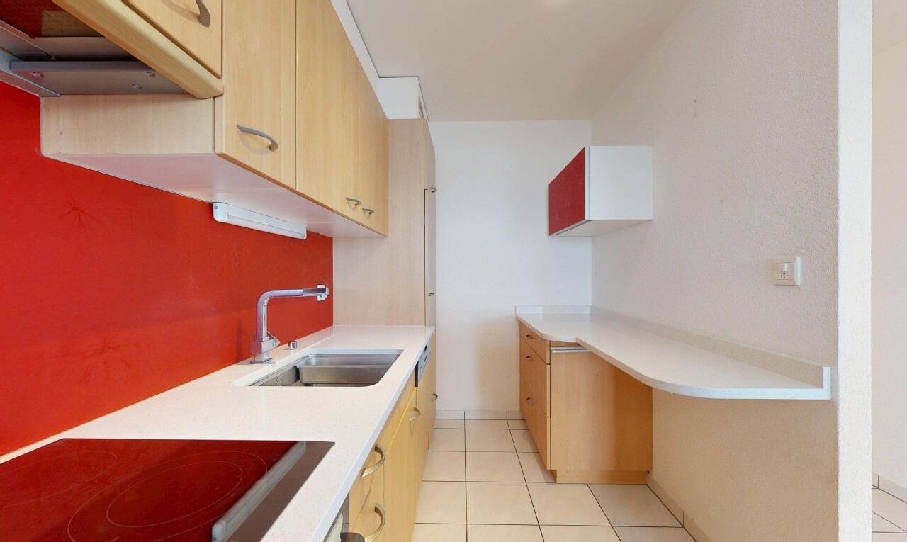 cuisine avec hotte, light floor, évier, plaque de cuisson, et light countertops