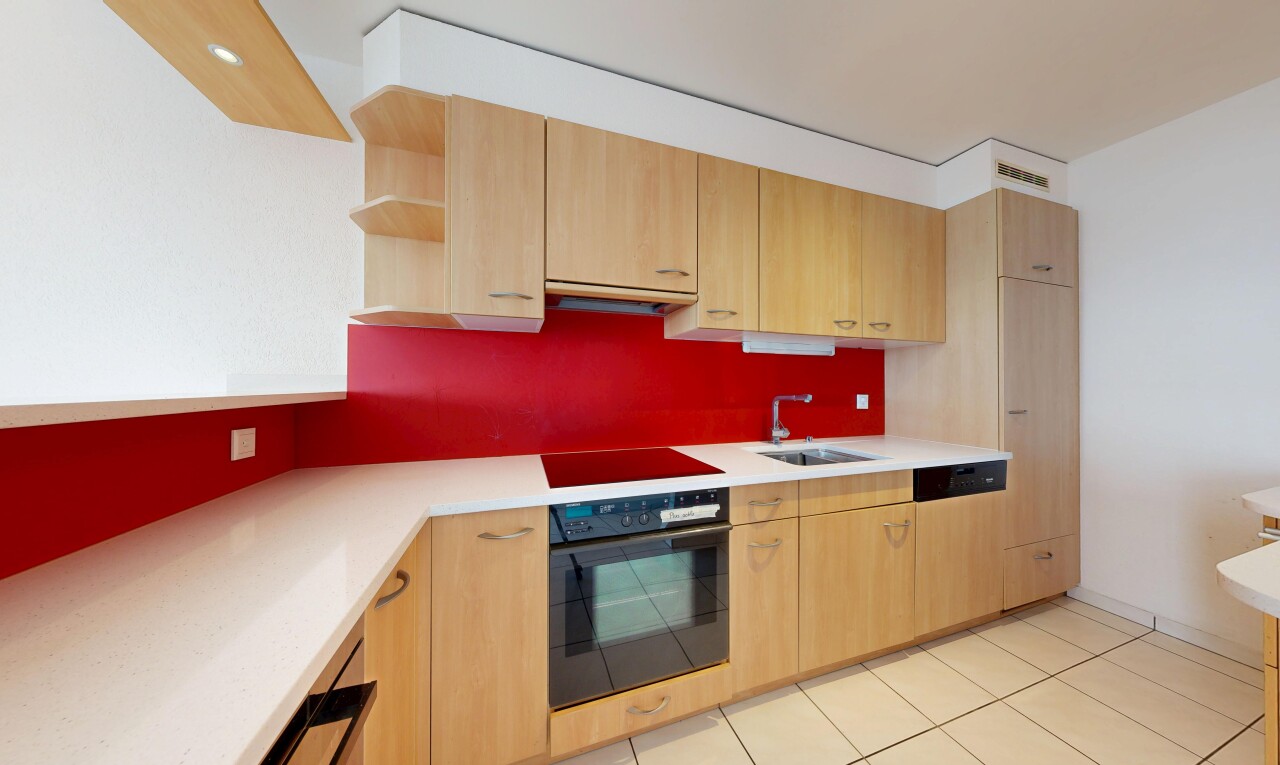 cuisine avec light brown cabinets, armoires marron clair, light countertops, four, et light floor