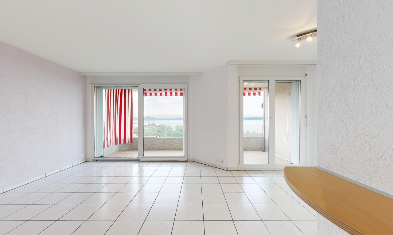 pièce vide avec éclairage sur rail, inside property, light floor, mur texturé, et textured wall