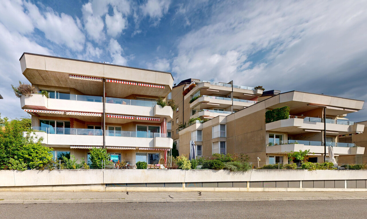 extérieur du bâtiment avec apartment complex view, vue sur le complexe d'appartements, et day time