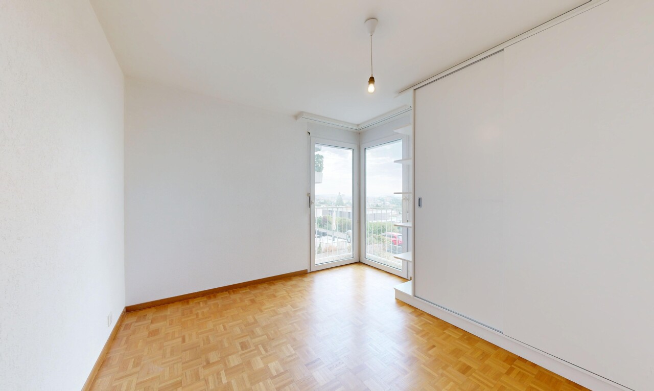 pièce vide avec éclairage suspendu, sol en finition bois, wood finish floor, cloison sèche, et drywall