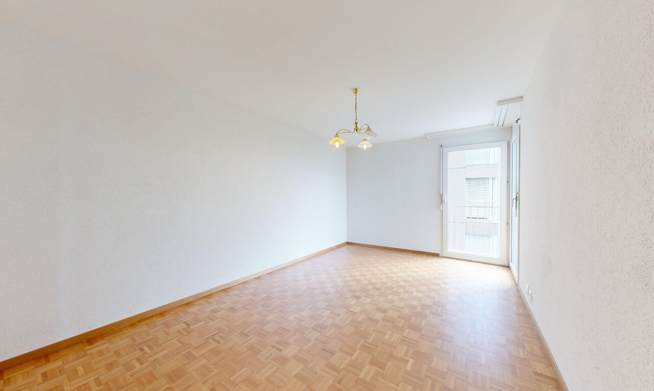 pièce vide avec sol en finition bois, wood finish floor, parquet floor, plinthes murales, et baseboards wall