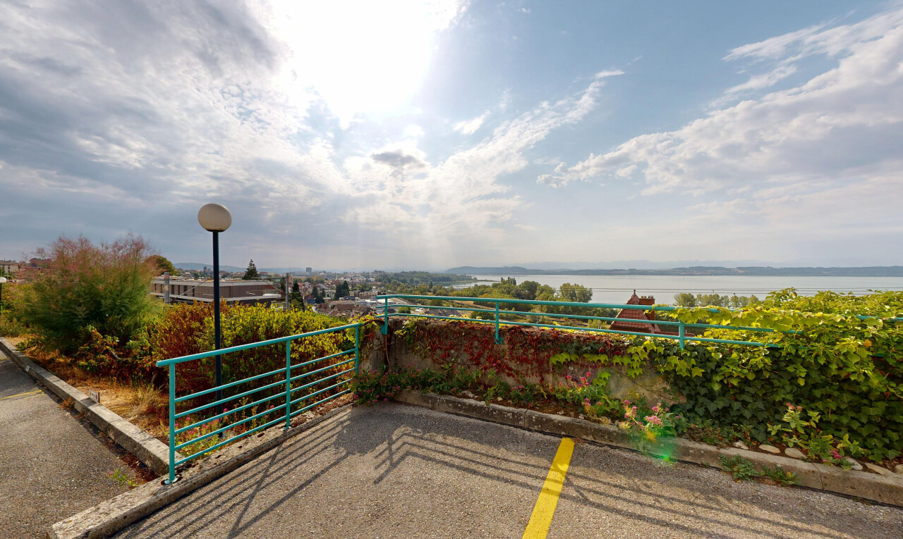 terrasse avec éclairage public, water view, et vue sur l'eau