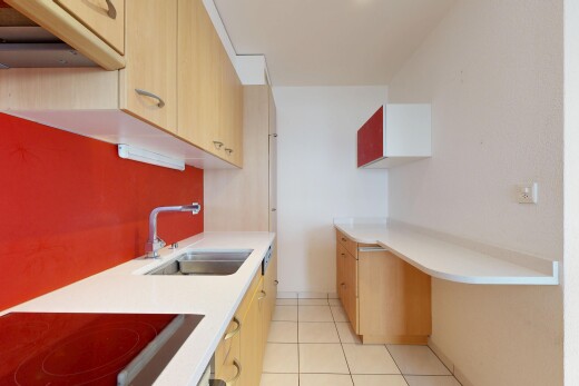 cuisine avec hotte, light floor, évier, plaque de cuisson, et light countertops