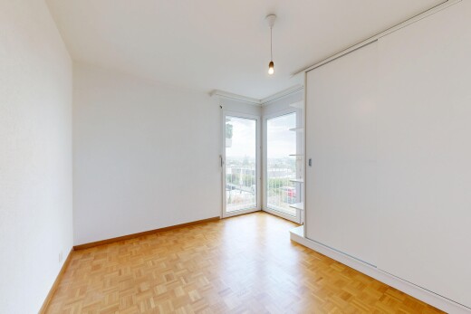 pièce vide avec éclairage suspendu, sol en finition bois, wood finish floor, cloison sèche, et drywall